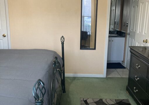 (New)Stunning Room! King Size bed. Private Bath!Room 2